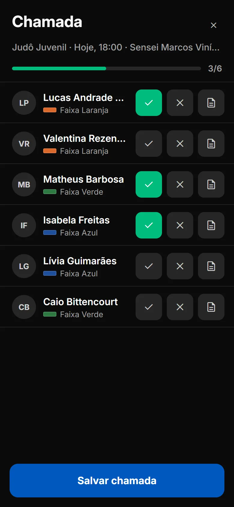 Chamada no celular em tela cheia, com a lista de alunos e os botões de presença em cada linha.